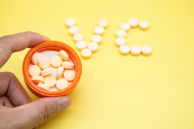 黄色背景营养维生素C咀嚼片