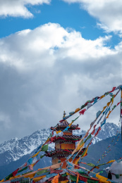 中国214国道上的经幡与经幢