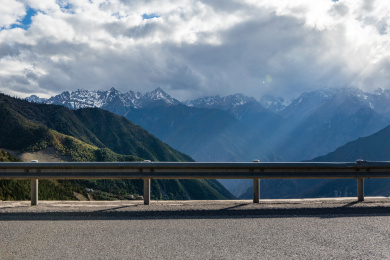 中国进藏公路318国道芒康拉乌山段风景