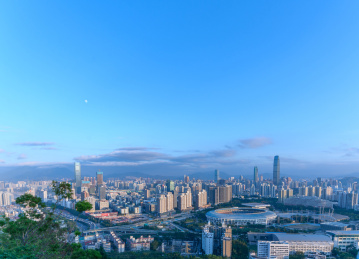 深圳笔架山顶俯瞰罗湖城市立交与高楼建筑