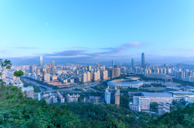 深圳笔架山顶俯瞰罗湖城市立交与高楼建筑