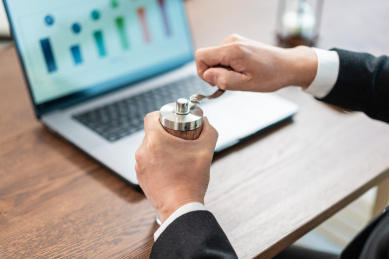 一个商务人士在办公室办公