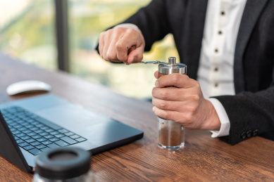 一个商务人士在办公室办公