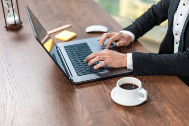 一个商务人士在办公室办公