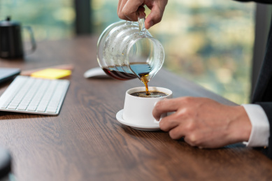 一个商务人士在办公室办公