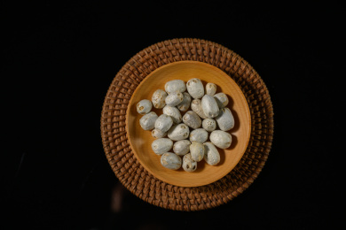 桌面上的盘子里的干爽的五眼果