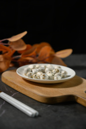 桌面上的盘子里的干爽的五眼果