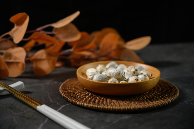 桌面上的盘子里的干爽的五眼果