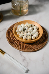 桌面上的盘子里的干爽的五眼果