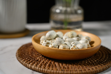 桌面上的盘子里的干爽的五眼果