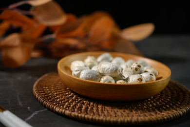 桌面上的盘子里的干爽的五眼果