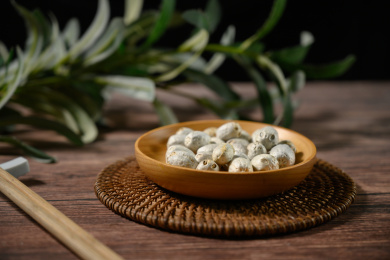 桌面上的盘子里的干爽的五眼果