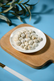 桌面上的盘子里的干爽的五眼果