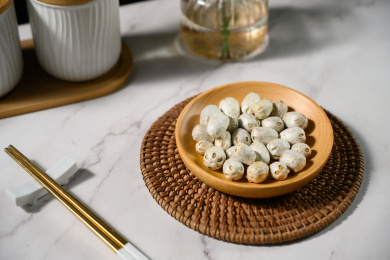 桌面上的盘子里的干爽的五眼果