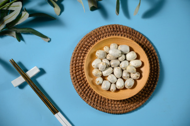 桌面上的盘子里的干爽的五眼果