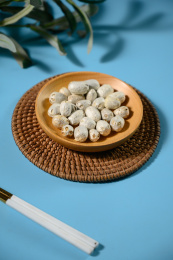 桌面上的盘子里的干爽的五眼果