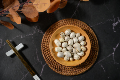 桌面上的盘子里的干爽的五眼果