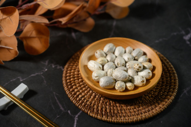 桌面上的盘子里的干爽的五眼果