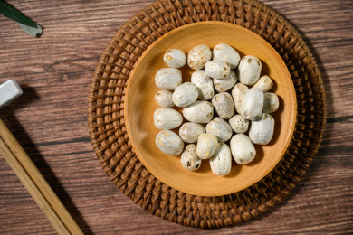 桌面上的盘子里的干爽的五眼果