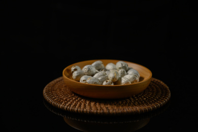 桌面上的盘子里的干爽的五眼果