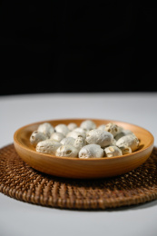 桌面上的盘子里的干爽的五眼果