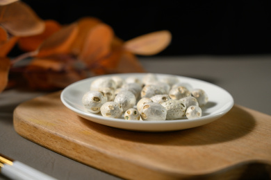 桌面上的盘子里的干爽的五眼果