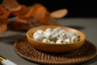 桌面上的盘子里的干爽的五眼果