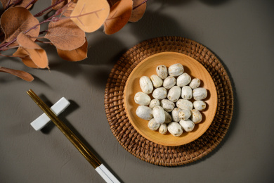 桌面上的盘子里的干爽的五眼果