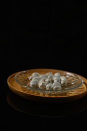 桌面上的盘子里的干爽的五眼果