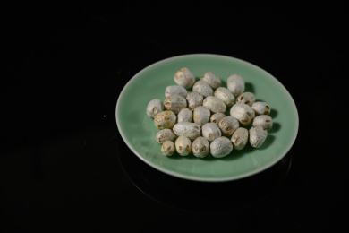 桌面上的盘子里的干爽的五眼果