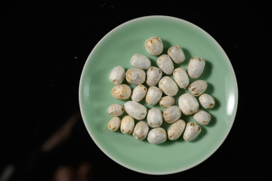 桌面上的盘子里的干爽的五眼果