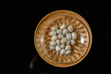 桌面上的盘子里的干爽的五眼果