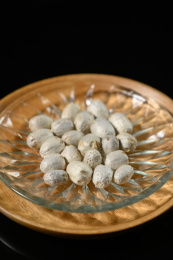 桌面上的盘子里的干爽的五眼果