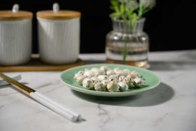 桌面上的盘子里的干爽的五眼果