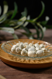 桌面上的盘子里的干爽的五眼果