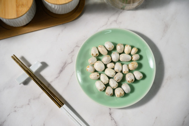 桌面上的盘子里的干爽的五眼果