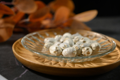 桌面上的盘子里的干爽的五眼果