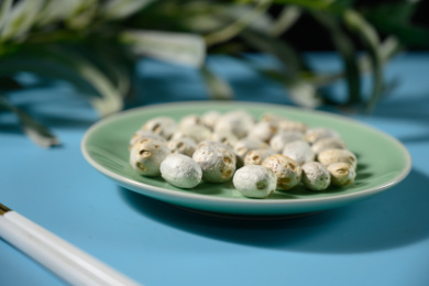 桌面上的盘子里的干爽的五眼果