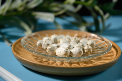 桌面上的盘子里的干爽的五眼果