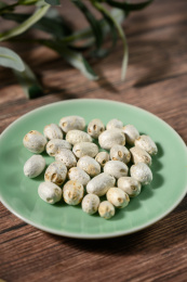 桌面上的盘子里的干爽的五眼果