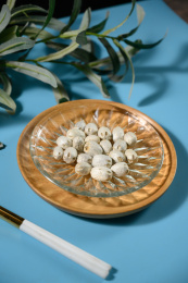 桌面上的盘子里的干爽的五眼果