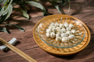 桌面上的盘子里的干爽的五眼果