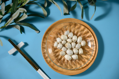 桌面上的盘子里的干爽的五眼果