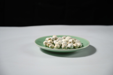 桌面上的盘子里的干爽的五眼果