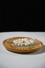 桌面上的盘子里的干爽的五眼果