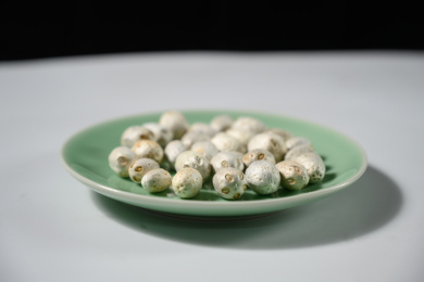 桌面上的盘子里的干爽的五眼果