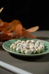 桌面上的盘子里的干爽的五眼果