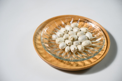 桌面上的盘子里的干爽的五眼果