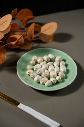 桌面上的盘子里的干爽的五眼果