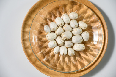 桌面上的盘子里的干爽的五眼果